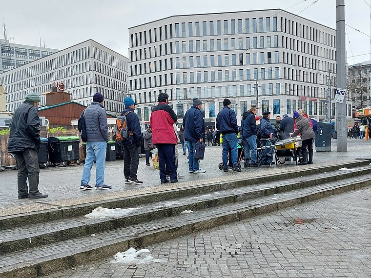 Schlange beim Projekt "Wärme auf Rädern"